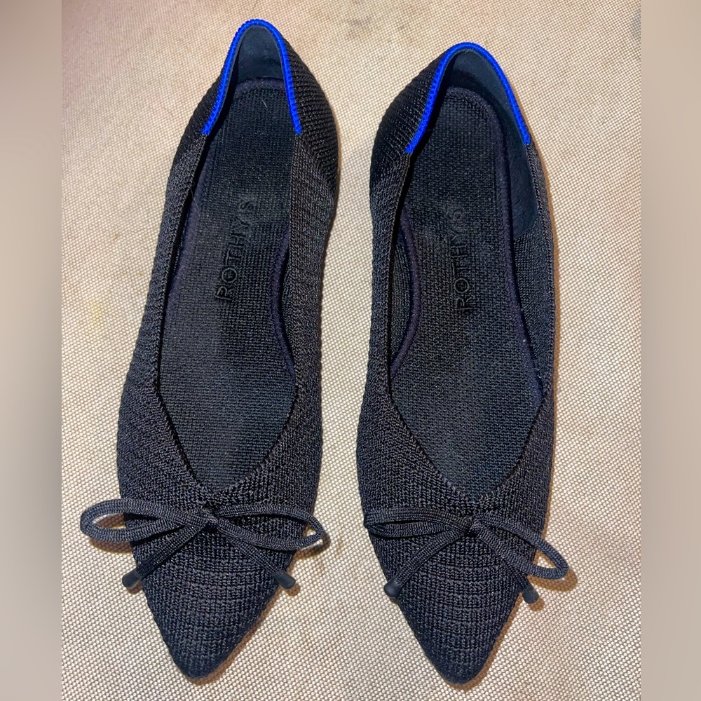 Women’s size 6 Black point Rothy’s with bow